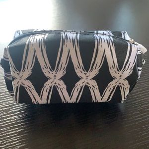 * New in package * Thirty-one uptown mini pouch, black links